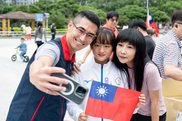 林口區長廖武輝(左一)、議員蔡淑君(右一)特別與劉巧兮合影，感謝他為國爭光。公所提供