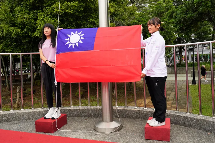 今年「淑君阿姨」特別邀請滑輪金牌選手劉巧兮擔任升旗手。公所提供