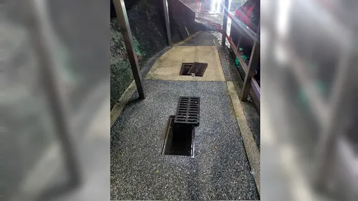 颱風天淹水要小心!水溝蓋被打開清淤沒有關 一旁店家警告「不要走路邊」