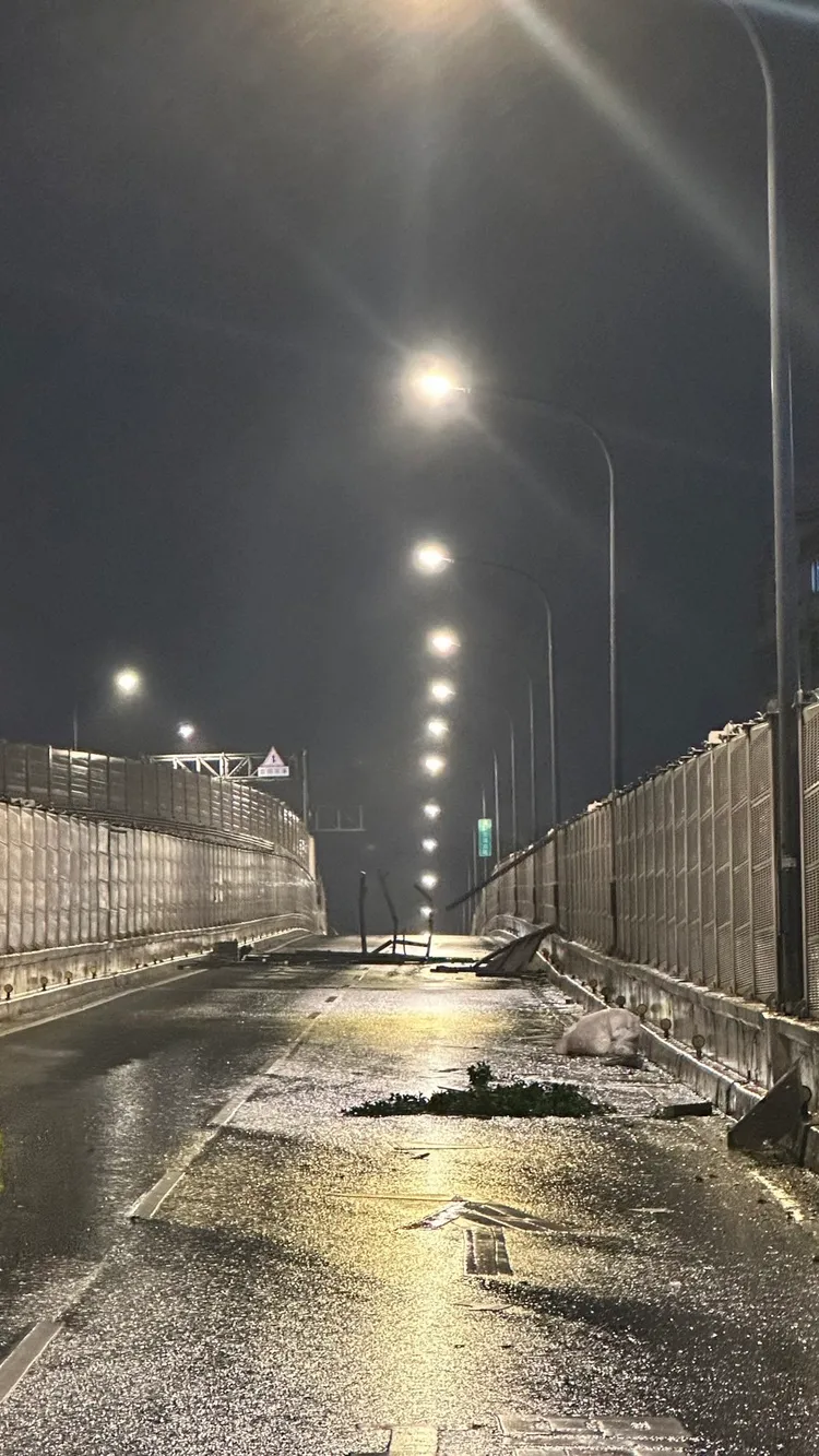 目前現場無法通行。警方提供