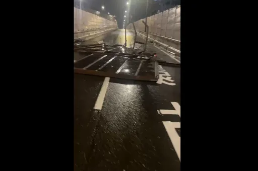 北市大樓遮雨棚吹落「砸在環東匝道」 車道堵死現場大塞車