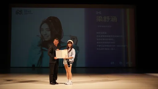 梁舒涵獲頒傑出校友獎 學長竟是國際大導演李安