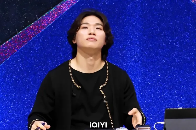 《星光閃耀的少年》導師大聲聽到練習生把BIGBANG的《Fantastic Baby》唱得零零落落，皺起眉頭。愛奇藝國際站提供