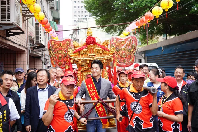 蔣萬安今天上午出席葫蘆寺捐贈救護車儀式。北市府提供