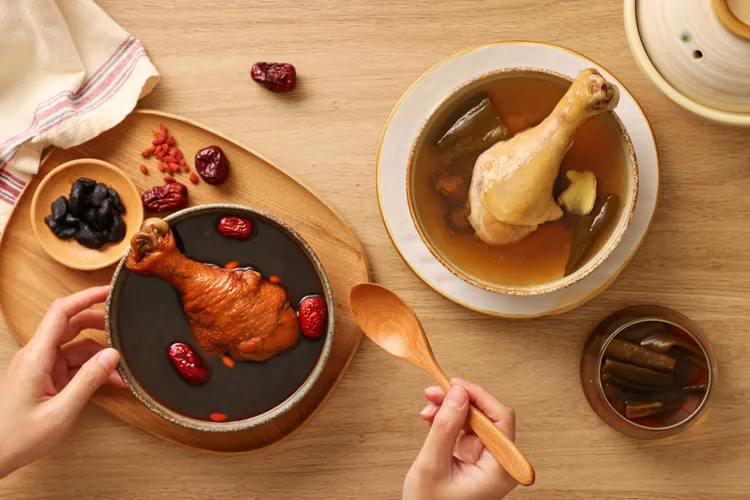 「黑蒜雞湯」（左）和「剝皮辣椒雞湯」2款全新湯品。香雞城提供