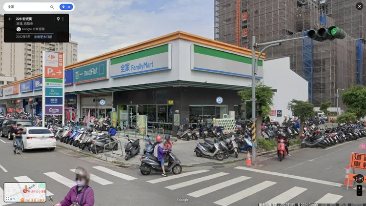 高雄小港醫院舊急診室旁全家超商原貌。翻攝自Google街景圖