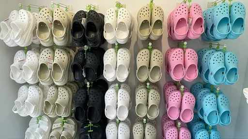 这样太危险!美国12州明令禁止学生穿Crocs洞洞鞋上学