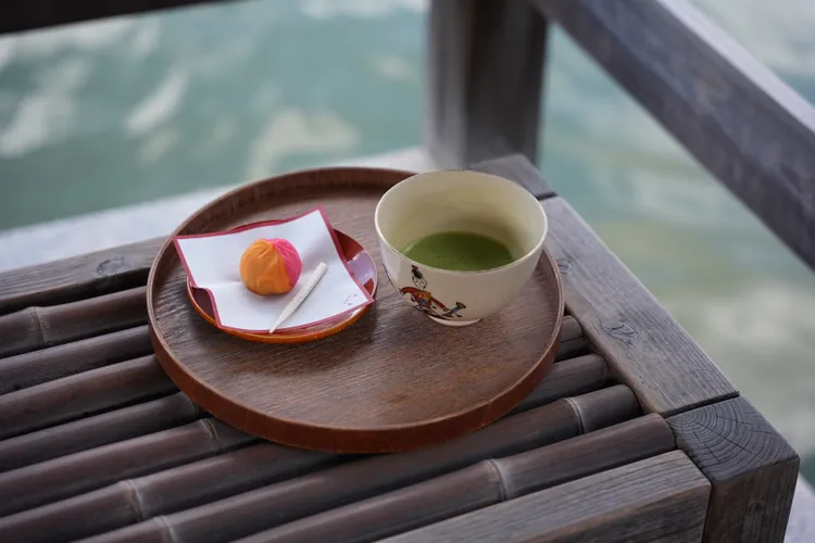 來一套抹茶搭上和菓子，隨意找個舒服的角落享用，超級愜意。S.H.攝