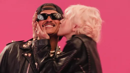 BLACKPINK ROSÉ瘋玩酒席遊戲 火星人布魯諾自爆被她襲吻