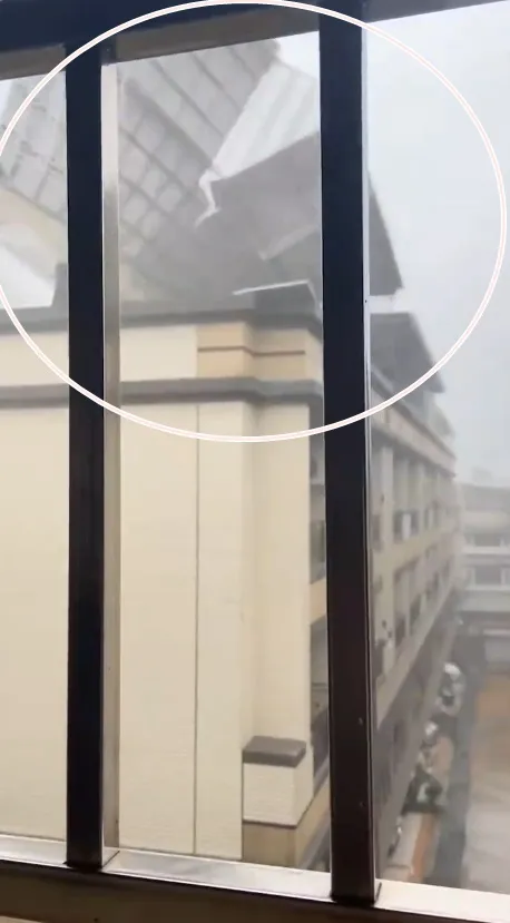 高雄有透天厝的屋頂整排被吹走。翻攝畫面