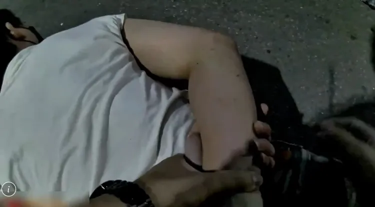 警方將胡嫌機車攔停後，立刻喝斥兩人下車、趴下並上銬。翻攝畫面