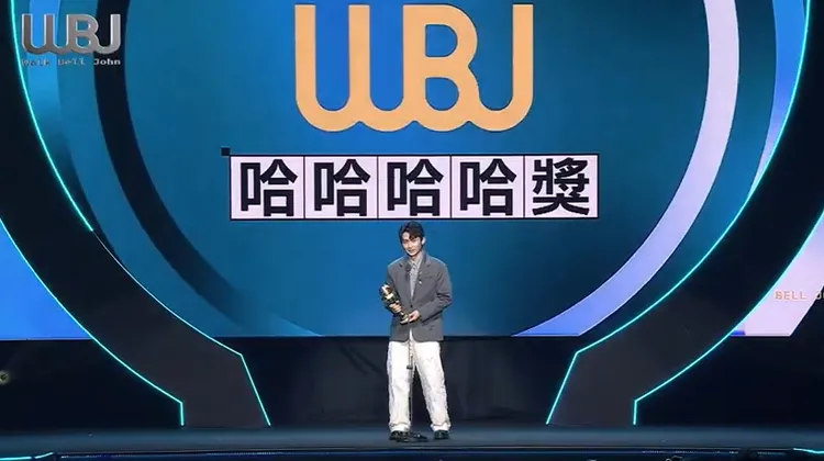 博恩上台領獎妙語如珠，逗樂全場。翻攝走鐘獎YT