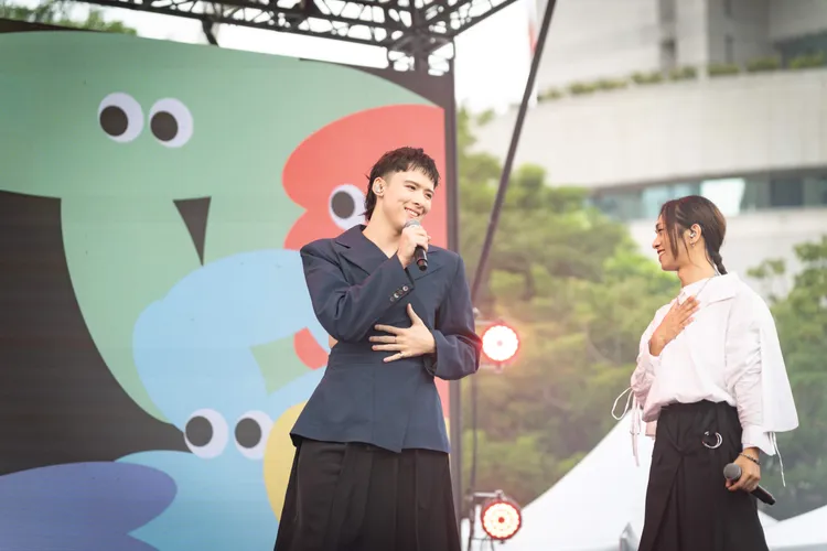 艾瑞瑞也與《男生男生配》的NIO同台合唱。光意娛樂提供