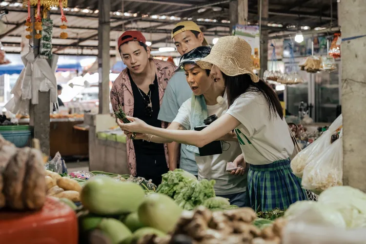 全員親自採買食材。泰坦星文創影視提供