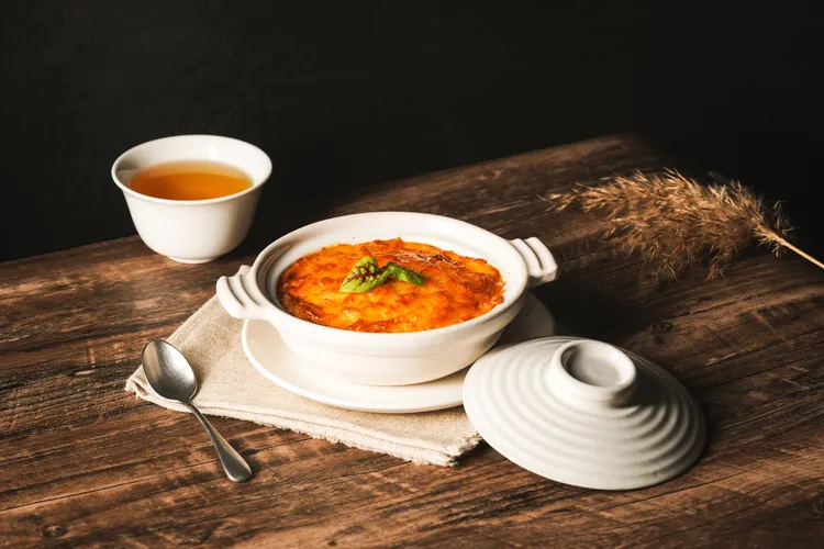 金湯鱈場蟹肉焗白菜以多汁娃娃菜為主體，搭配蒸熟鱈場蟹肉、加入南瓜泥金湯並焗烤至微焦，適合不喜沾手的饕客。業者提供