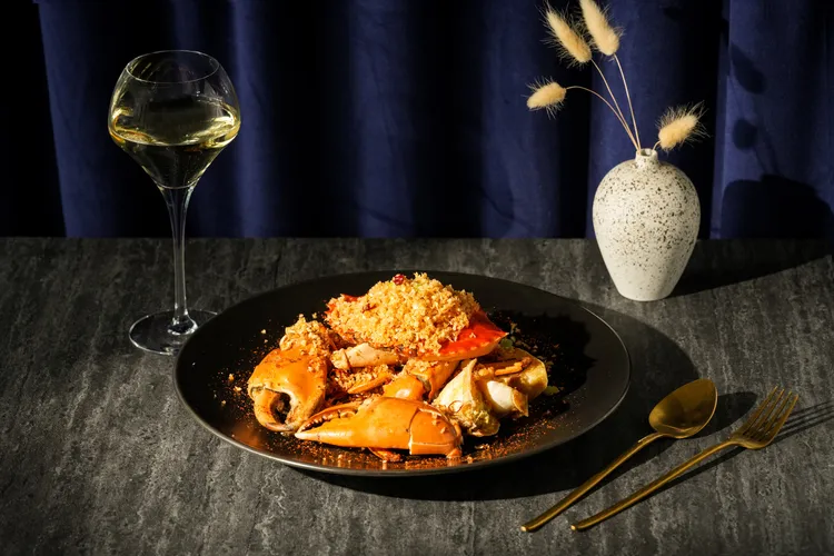 避風塘炒沙公採用正宗避風塘技法，沙公經辣椒油爆炒後，油脂滲入每一絲蟹肉增添香氣，辛香料與海鮮的甜味相得益彰。業者提供