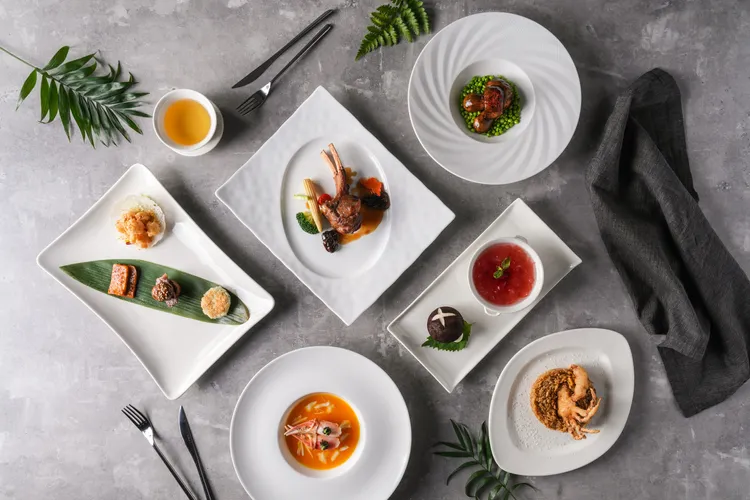 秋季菇蟹個人套餐包括蘑菇和牛小漢堡／椒鹽美白菇／潮州辣醬杏鮑菇／香煎蟹肉花枝餅、金湯浸松葉蟹鉗、摩利菌醬燒小乳牛、椒麻香椿醬炒香檳茸豌豆仁、黑松露軟殼蟹野菌炒飯及甜點洛神花蜜釀銀耳露、紫艷菇菇包。業者提供