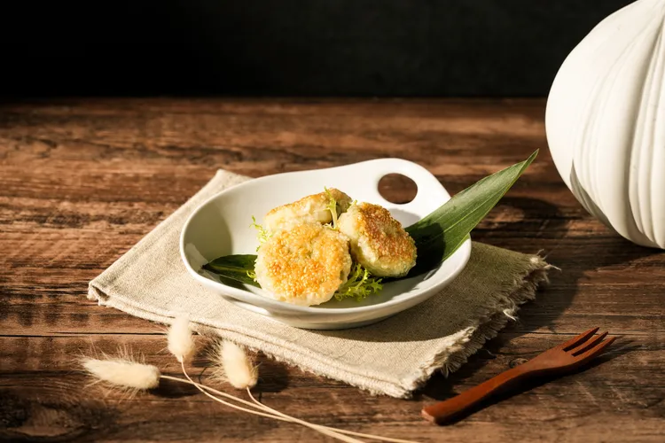 香煎蟹肉花枝餅是師傅手打花枝漿搭配新鮮蟹肉與馬蹄，香煎至外酥內嫩，口感Q彈，為大人小孩都喜愛的開胃點心。業者提供