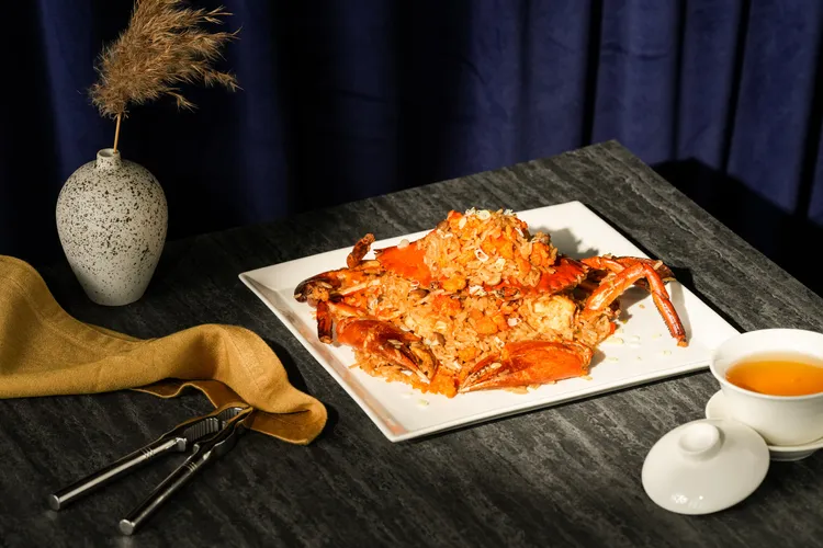 濃湯菌菇沙母炒糯米選用肥美的沙母加入奶油、高湯過油處理，經大火熬煮成濃稠湯汁，再與蒸好的糯米飯共同拌炒。業者提供