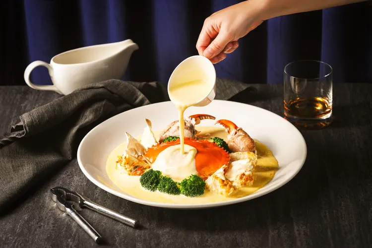 花雕蛋汁蒸沙公以花雕酒蒸煮沙公，嚴選非籠飼雞蛋、融合蒸出的鮮美汁液，精準控制火候保留蟹肉的海味，交織淡淡的酒香。業者提供