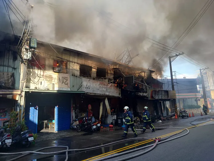 火勢在20分鐘左右控制，消防人員要入內搜索，是否有民眾受傷受困。讀者提供