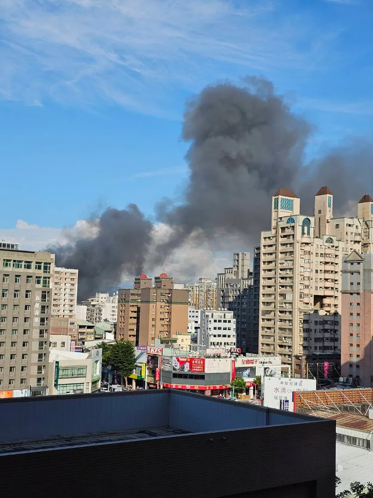 濃煙飄散，包括市政府、市議會周邊街區都是煙霧瀰漫。讀者提供