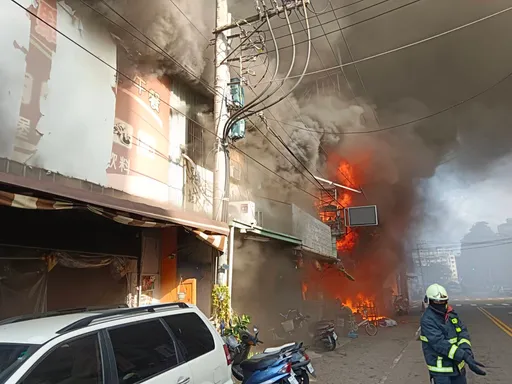 台中逢甲商圈驚傳火警 煙霧瀰漫街區 警消搶救中