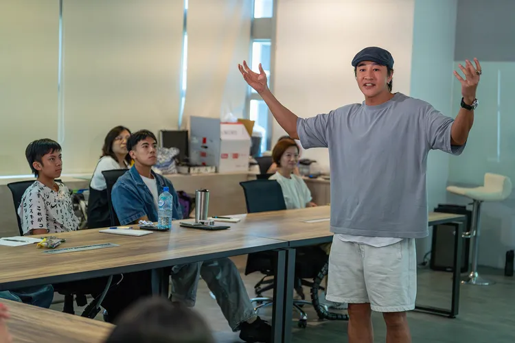 何潤東擔任名師講座講師，分享自己的工作經驗。TVBS提供