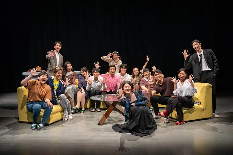 百白擔任新人營總導師，結業式與學員們合影。TVBS提供