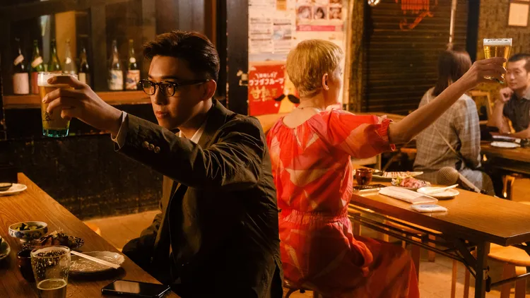 張天賦與吳君如與吳君如在電影《我談的那場戀愛》中展開一場虛實交錯的機智浪漫騙局。甲上提供