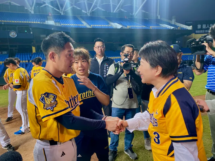 盧秀燕為中信兄弟加油打氣。市府提供