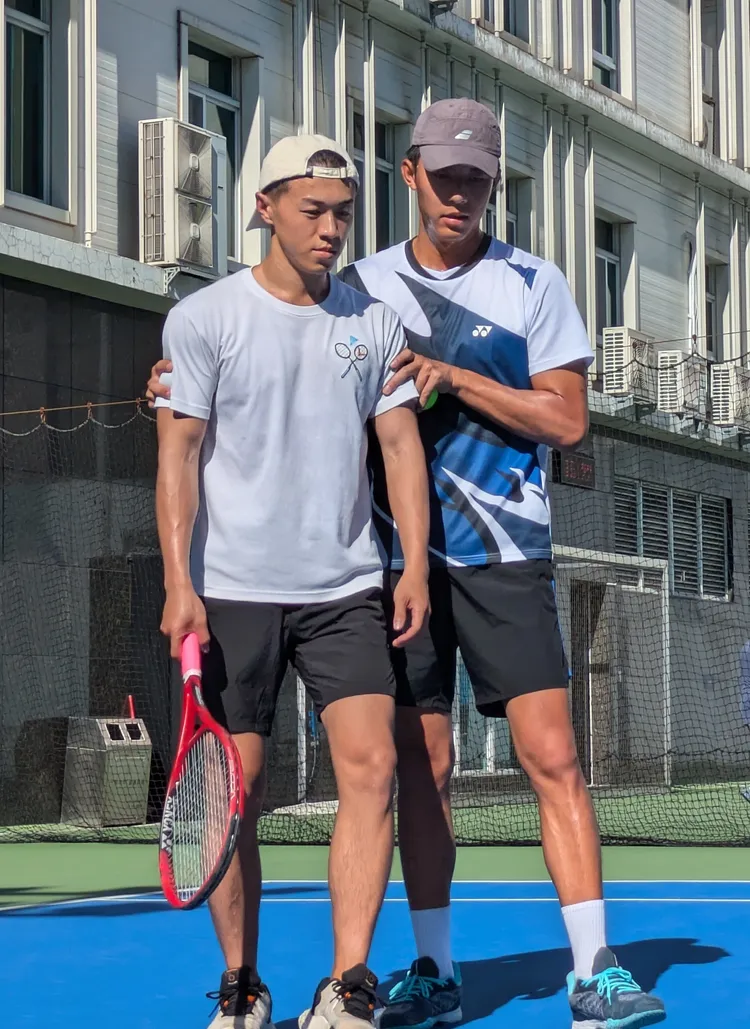  劉丞（右）私下貼身指導游書庭網球站位。艾迪昇傳播提供