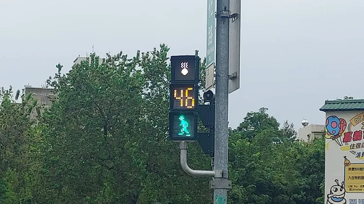 燈箱上圖像最後變成火雞肉飯。民眾提供