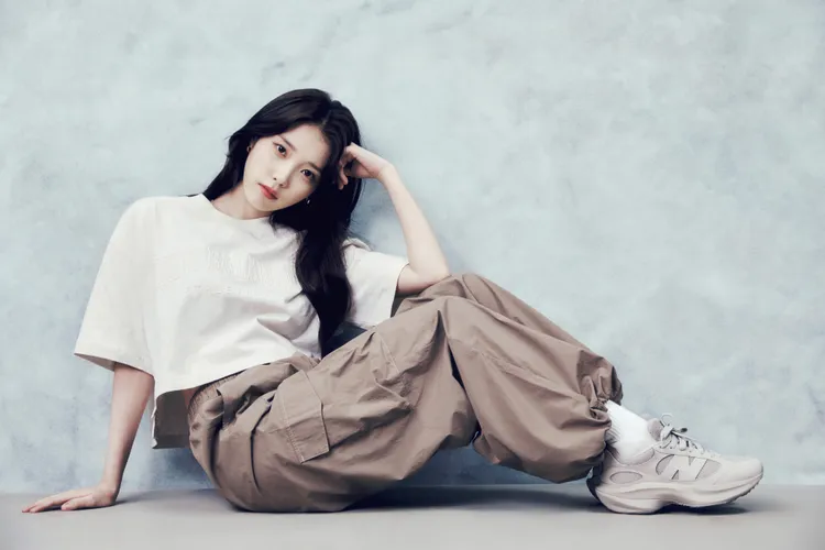IU換上短版上衣、縮口工裝褲演繹最新WRPD Runner鞋款。品牌提供