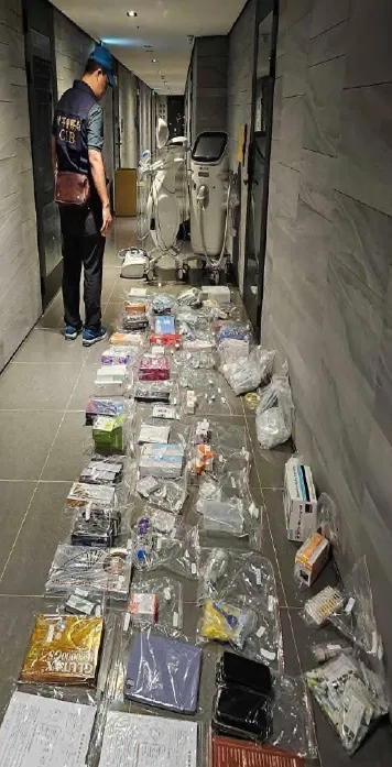 警方查扣的仿冒商品洋洋灑灑陳列在地上。翻攝畫面