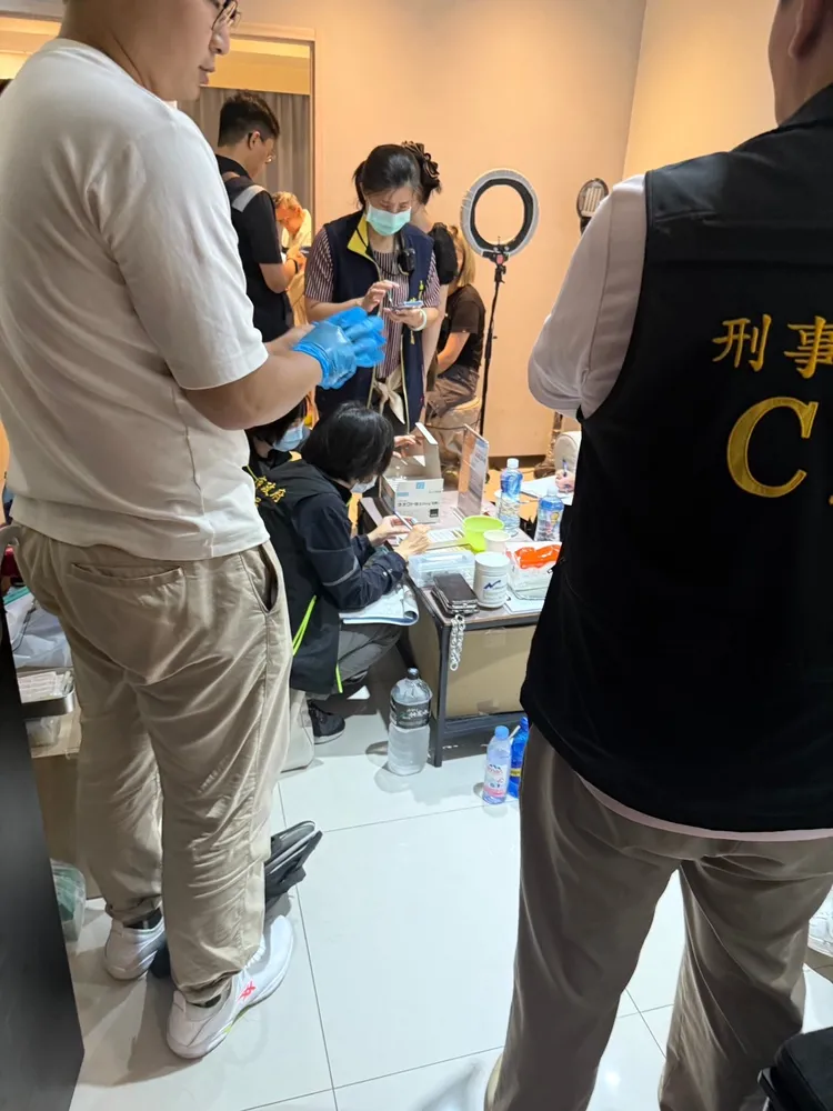 高雄檢警上月（9月）前往高雄一棟商辦大樓內查獲地下醫美集團，目前最流行的索夫波也被「山寨了」。讀者提供