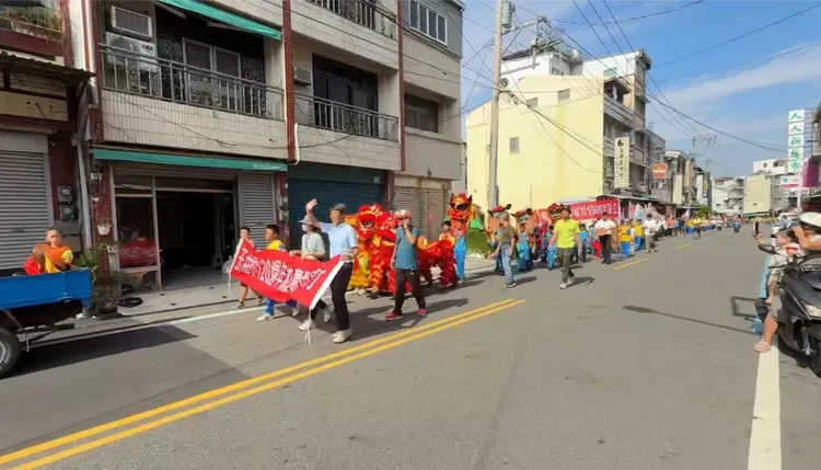 遊行隊伍繞行街區及具歷史、文化意義的景點。民眾提供