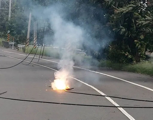 竹縣電纜線遭強風吹落地起火 警消、台電搶救中