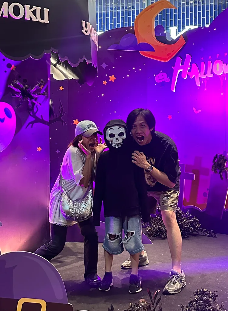 江美琪（左）與老公日前帶著兒子睦睦（中）參加天母萬聖節活動。圖／華納音樂提供