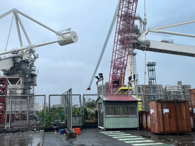 中鋼機械公司所屬卸煤機於下午1點半左右發生倒塌。高港公司提供