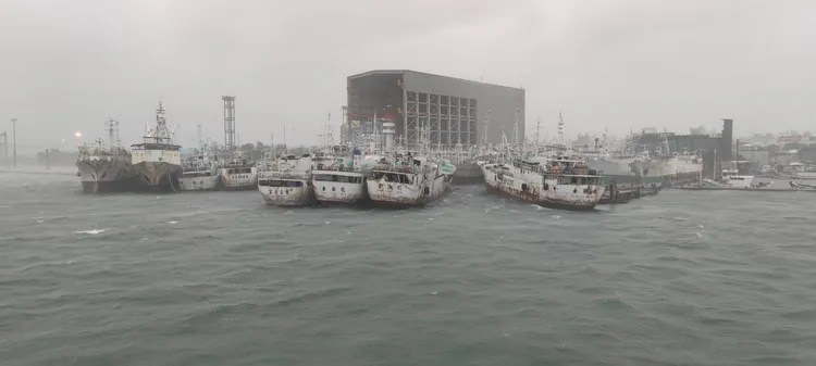 漁船漂出前鎮漁港至港區水域，拖船在旁戒護。高港公司提供