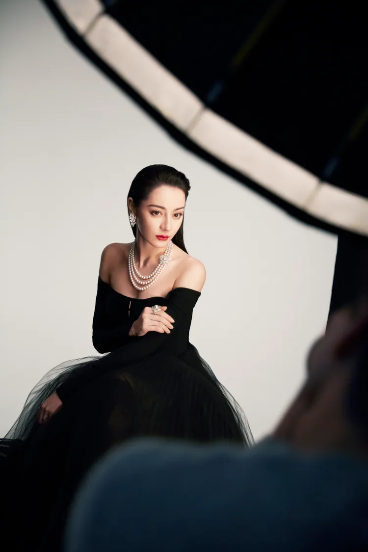 迪麗熱巴今日被瞎傳未婚生子，還因此登上微博熱搜。品牌提供