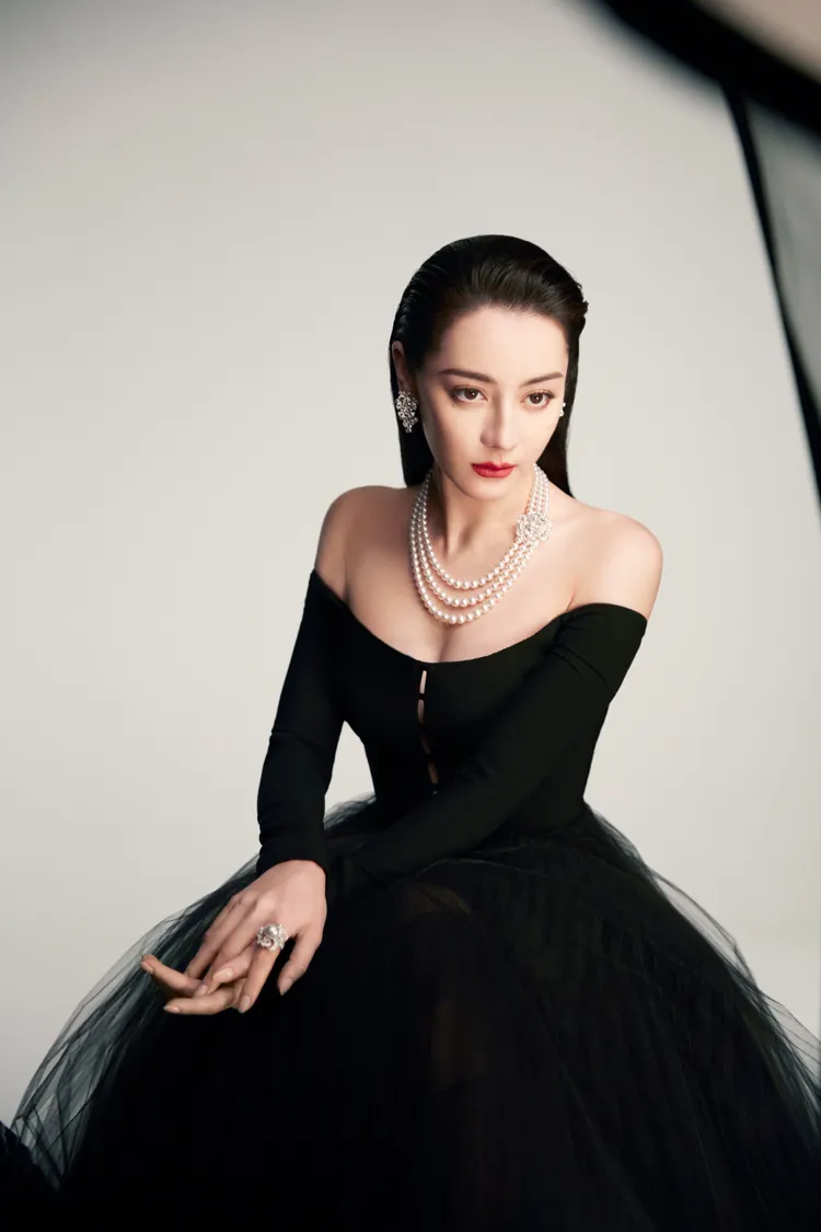 迪麗熱巴戴上MIKIMOTO全新頂級珠寶。品牌提供