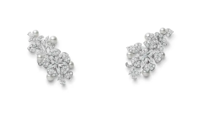 MIKIMOTO頂級珠寶18K白金耳環配以日本Akoya珍珠及鑽石。品牌提供