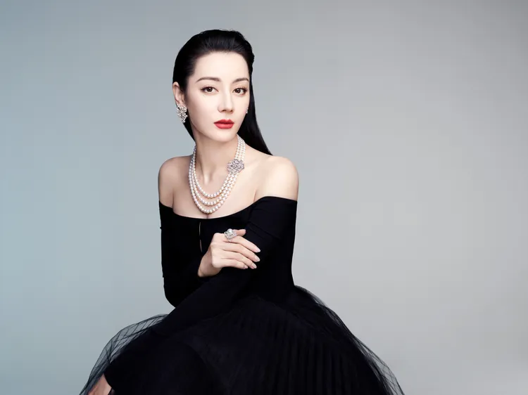 MIKIMOTO分享迪麗熱巴的最新形象美照。品牌提供