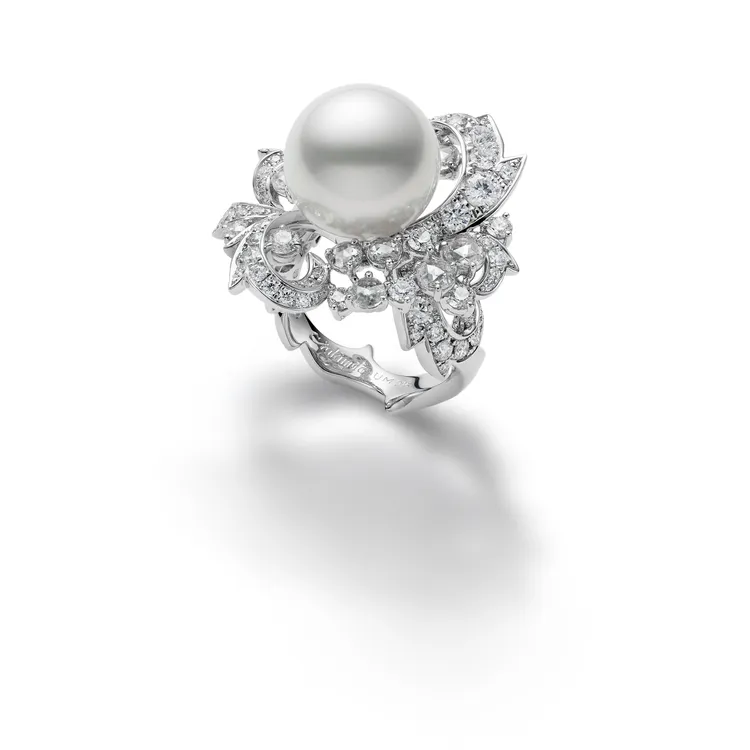 MIKIMOTO頂級珠寶鉑金戒指配以白南洋珍珠及鑽石。品牌提供
