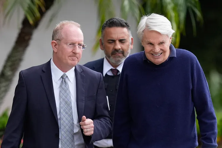 A＆F前執行長傑佛瑞斯（右）已經被交保釋放。美聯社