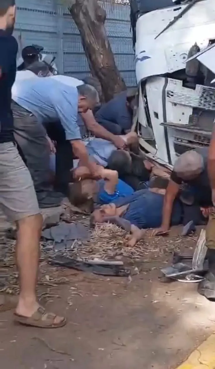多人被壓在車底。翻攝自X @Bernadotte22