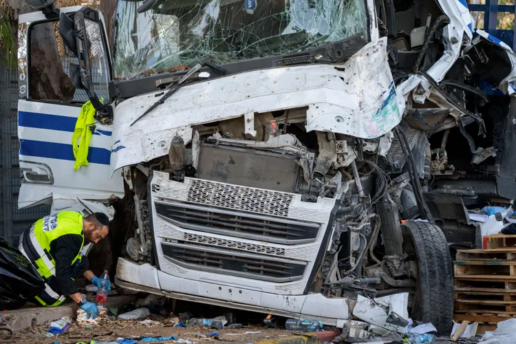 卡車車頭也撞爛。美聯社