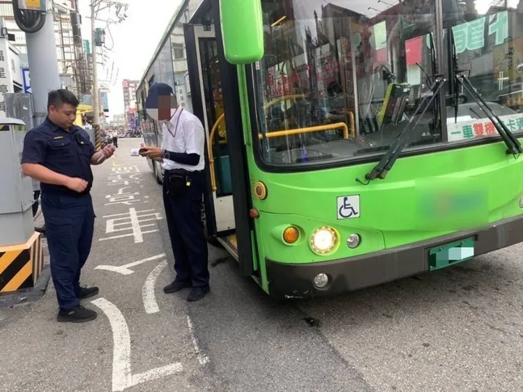 台中市政府在東海女大生過馬路被公車撞死後，宣布無限期進行「公車大執法」。民眾提供